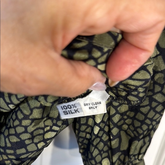 EUC Stylish Black and Green 100% Silk Women's Top with Mandarin Style Collar - Picture 6 of 6